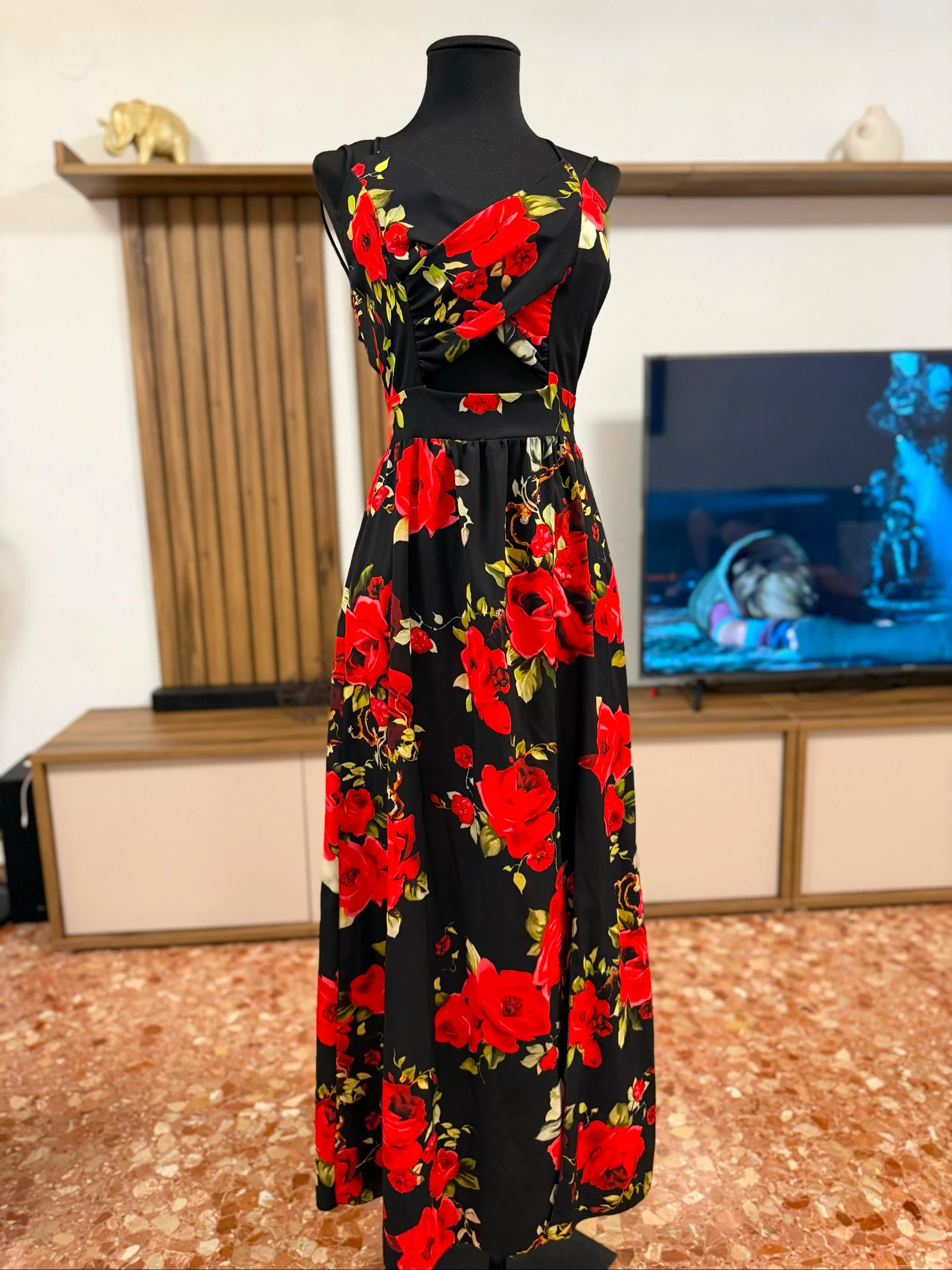 Vestido largo negro con estampado floral 